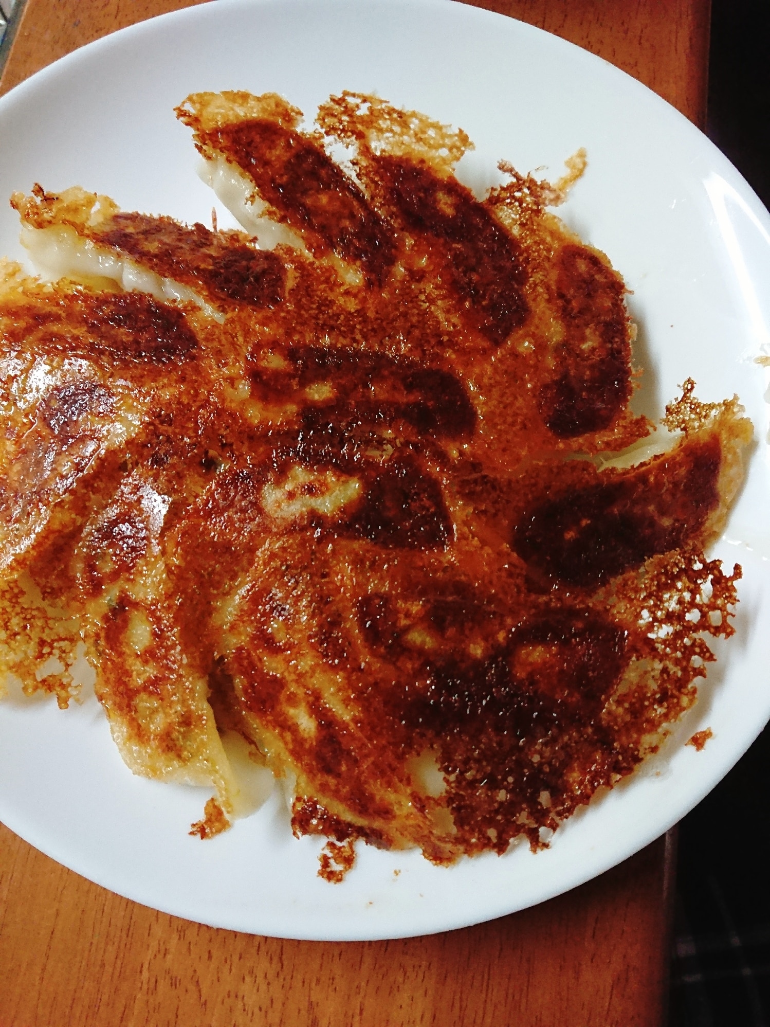 見映えよく焼く餃子の並べ方 焼き方 レシピ 作り方 By じゃが塩 楽天レシピ