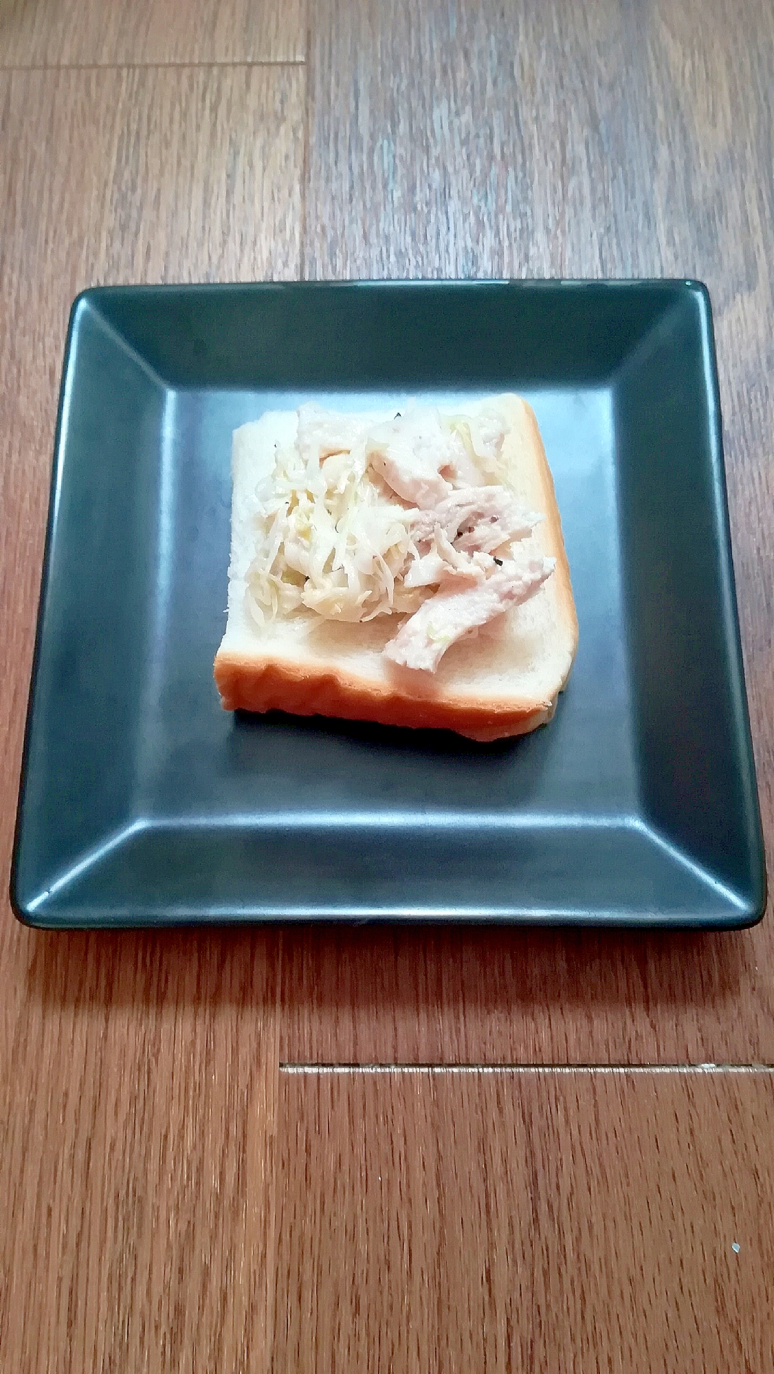 おつまみ食パン。キャベツと鶏ハムの中華サラダ風