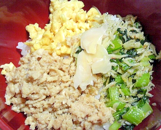 玉子と鶏そぼろとシラス菜の三色丼