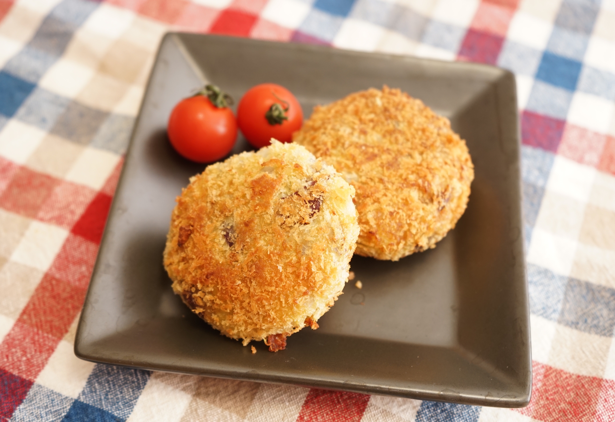 角皿に盛り付けたさつまいもとれんこんのコロッケ