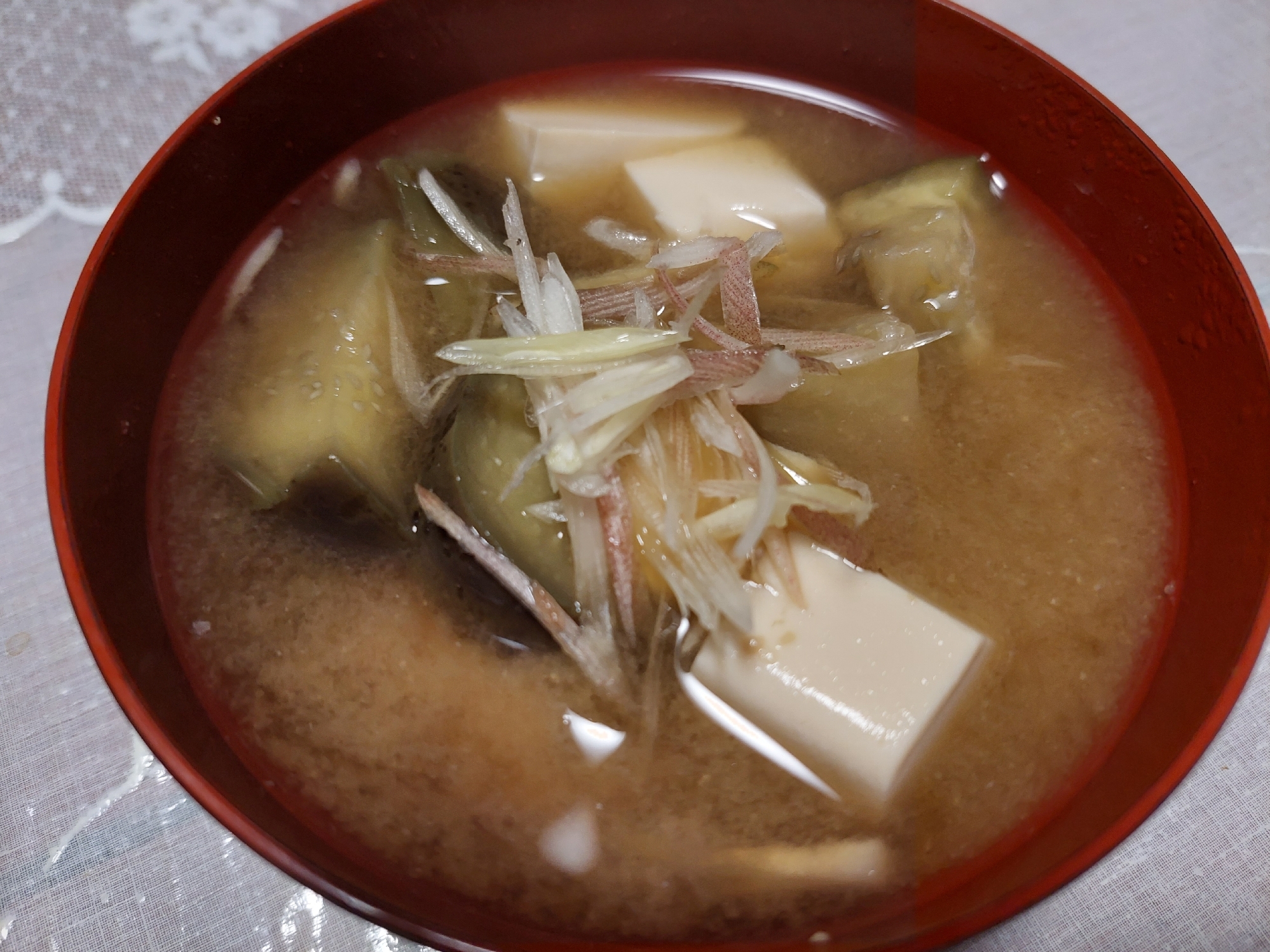 豆腐とナスとミョウガのお味噌汁