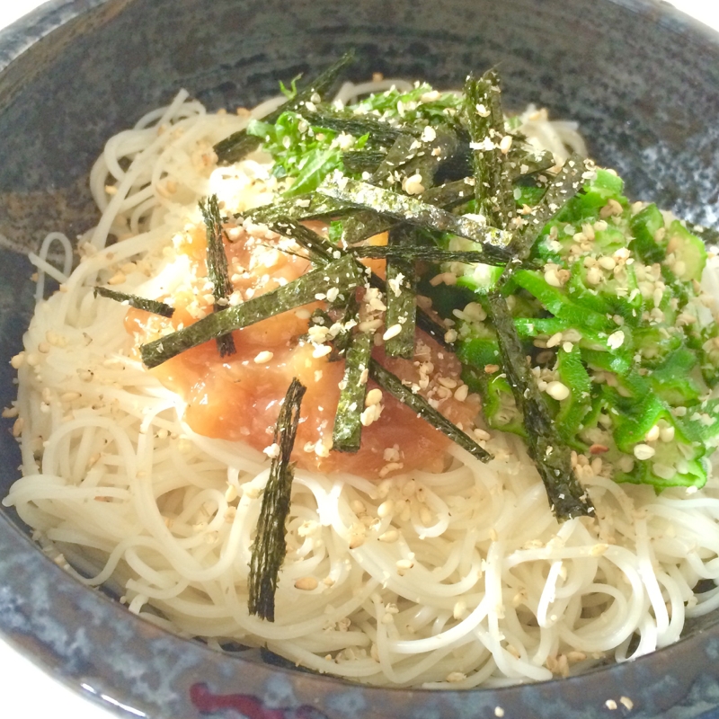 梅・オクラ・しそをのせた素麺