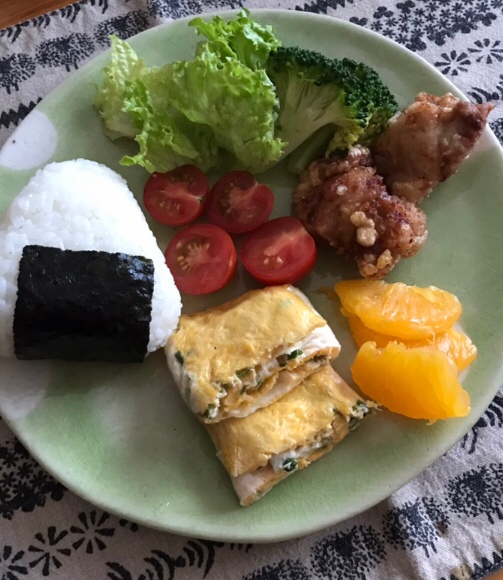 海苔巻きおむすびと青じそ卵焼きの朝ごはん