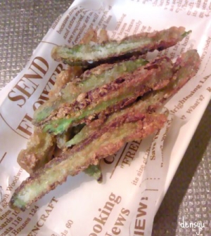 ワックスペーパーを敷いた白い皿に盛られた四角豆の唐揚げ