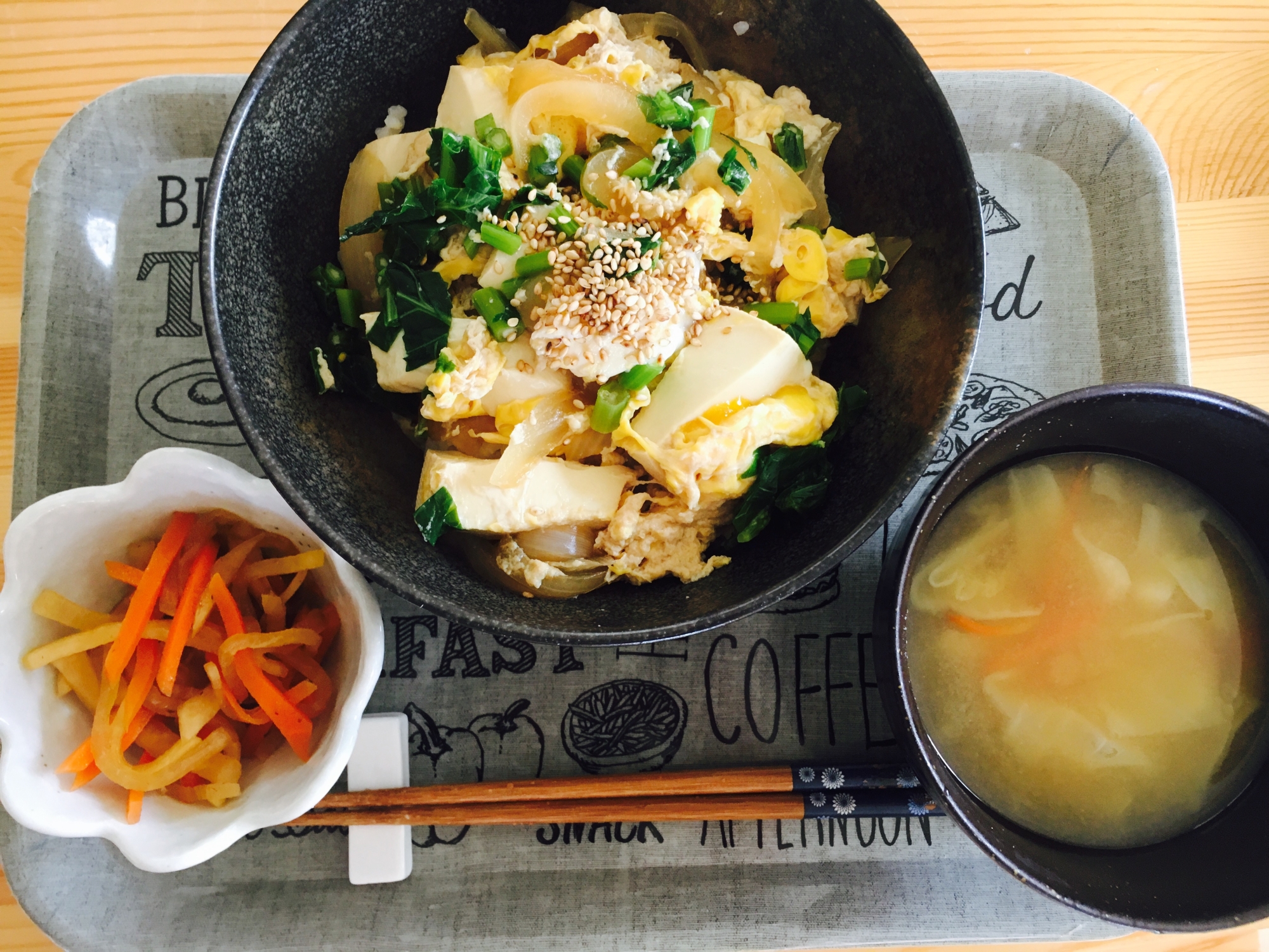 菜の花と新玉ねぎの春の豆腐入り玉子丼