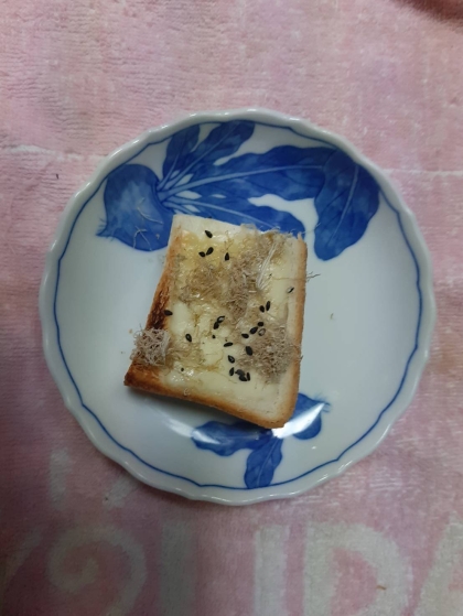 とろろ昆布と黒ごまのごま油風味トースト