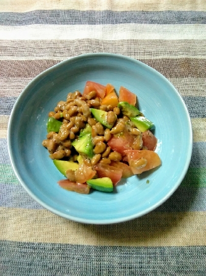 食器が似てる～♪アボカドとトマト両方好きなのでこれ絶対美味しいやつです♡夕食まで冷蔵庫で冷やし中…納豆と豆腐は毎日でも食べたいですよね！ごちそうさまでした♪