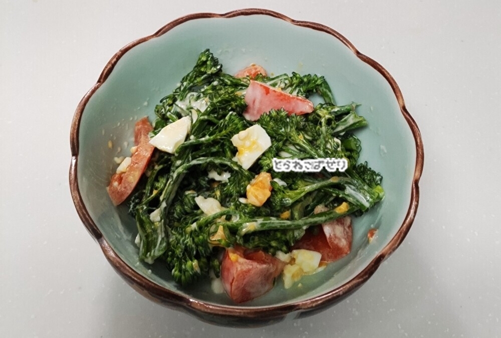 茎ブロッコリーとトマト☘️ゆで卵のサラダ