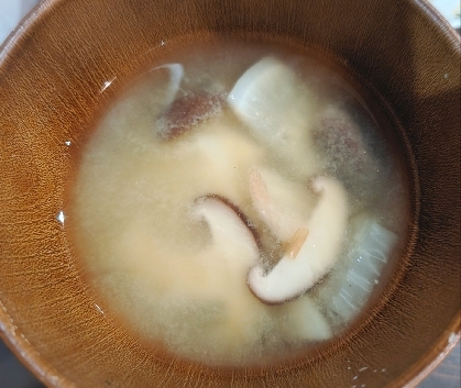 大根、しいたけ、油揚げ、のお味噌汁