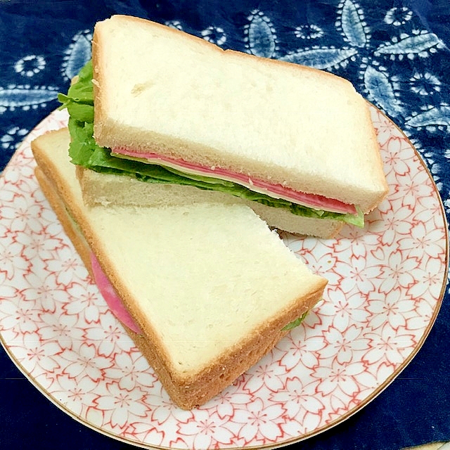 ハムレタスチーズサンド　スイートチリソース風味