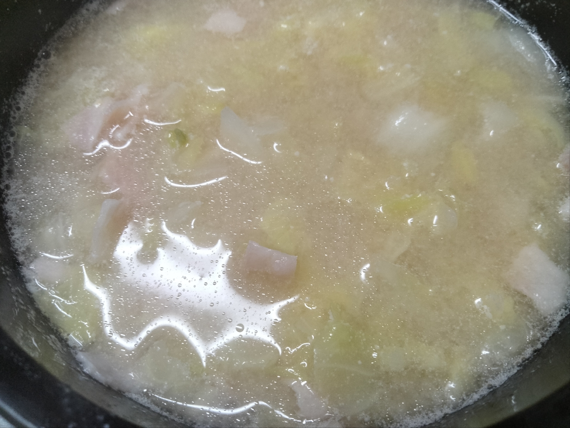キャベツとベーコンの味噌汁