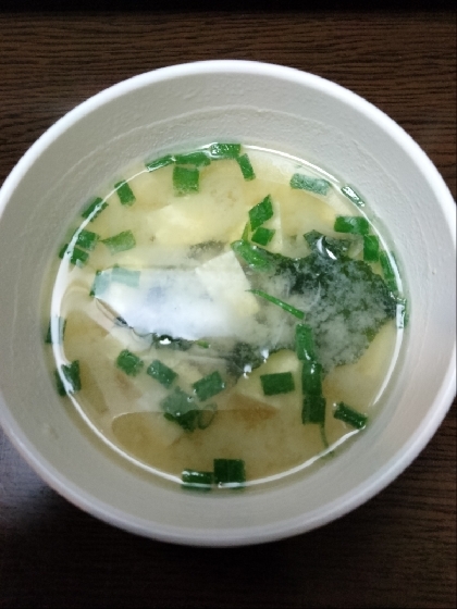豆腐とわかめとネギと玉葱のお味噌汁