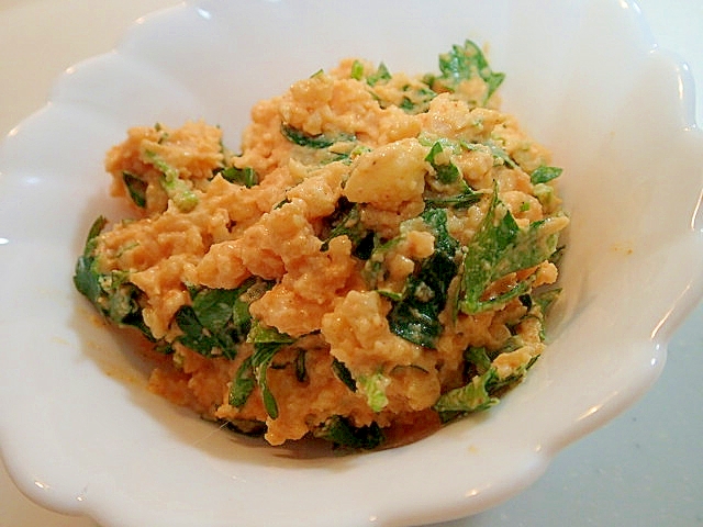 白い皿に盛られたイタリアンパセリのポテトサラダ