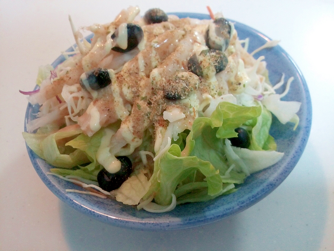 ごまドレで　レタス・千切り野菜・大根・黒豆のサラダ