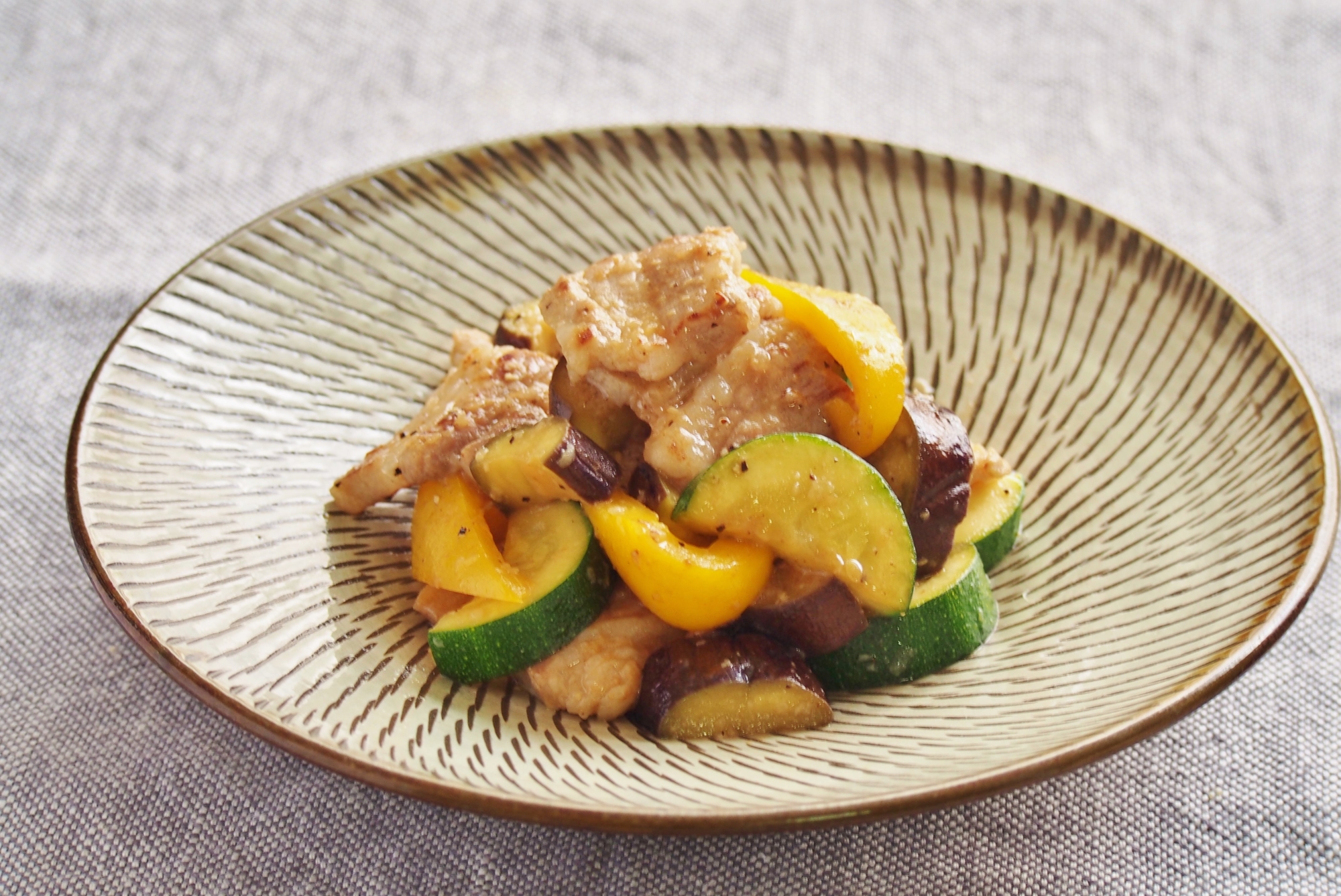 塩麹漬け豚バラ肉と夏野菜のさっぱりレモン炒め