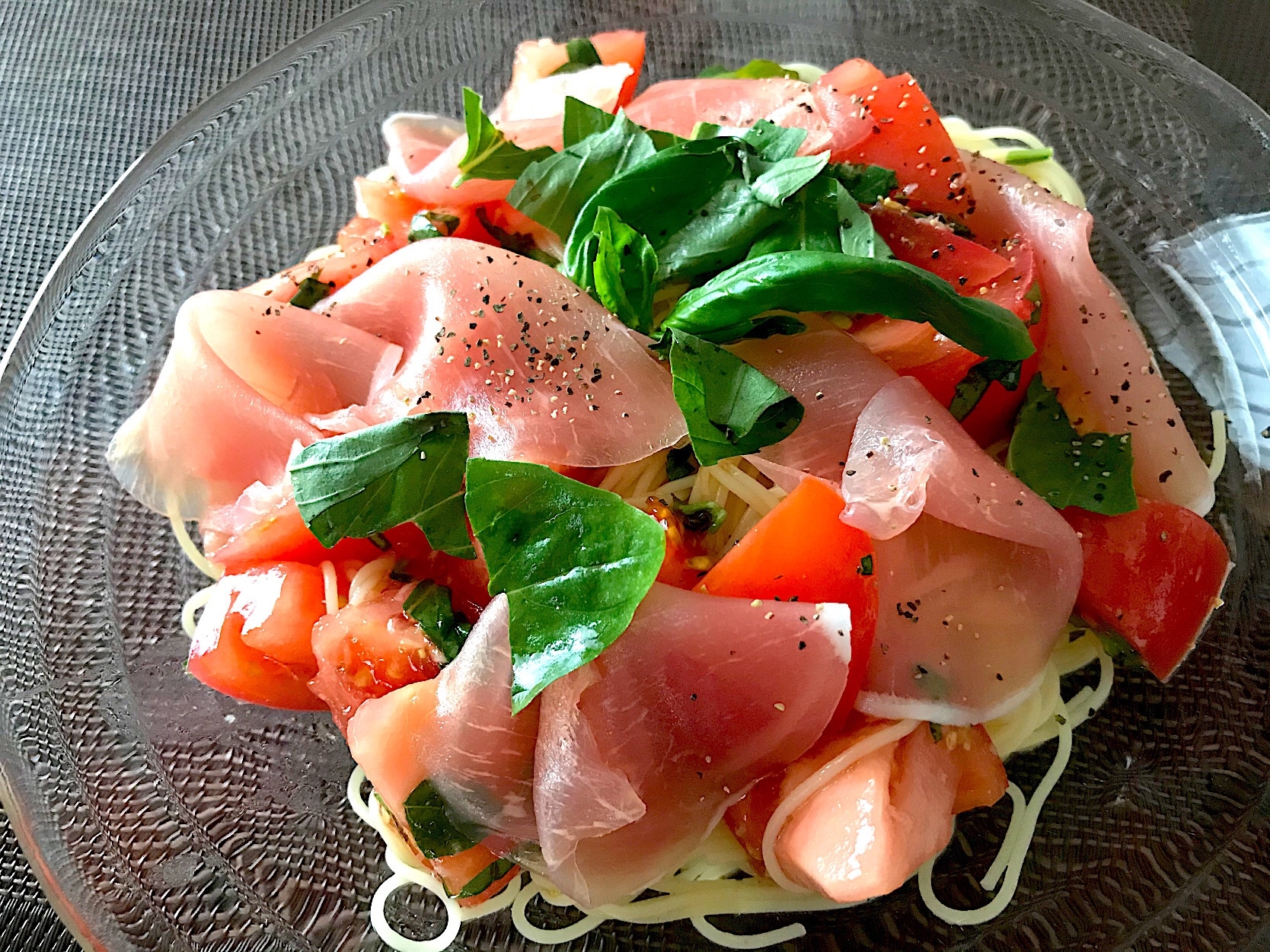 生ハムとトマトの冷製パスタ☆生バジル香る本格派