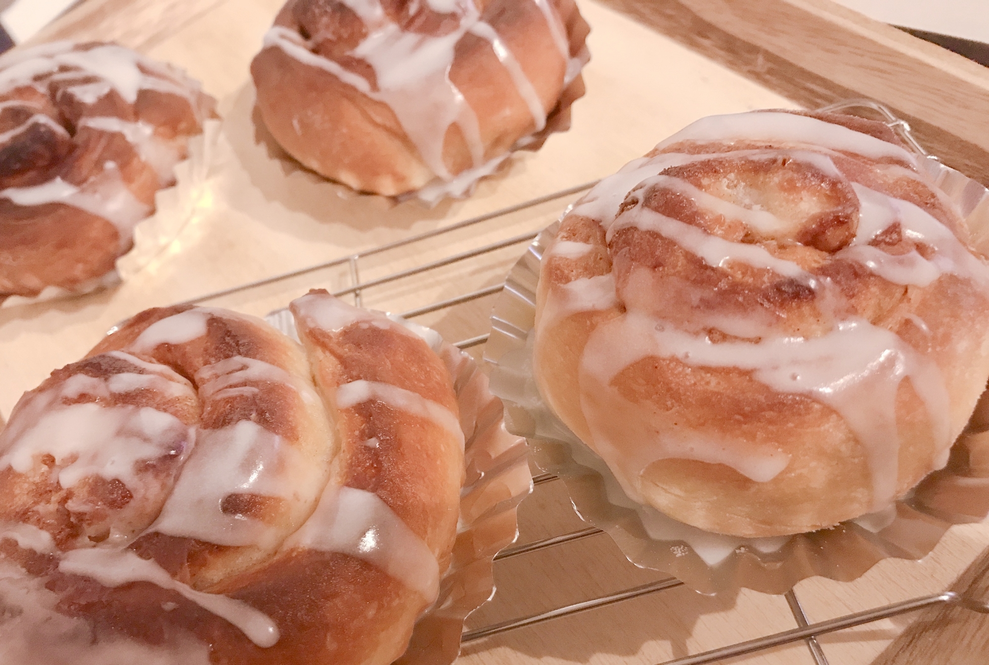 ケーキクーラーにおかれたシナモンロール