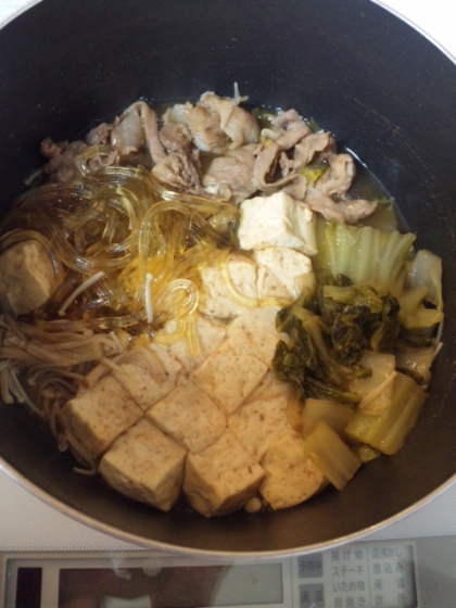 すき焼きっていうほどの食材はないな～ってことで、すきやき煮に。お手軽でいいですね。くずきりや豆腐に味がしみて美味でした。