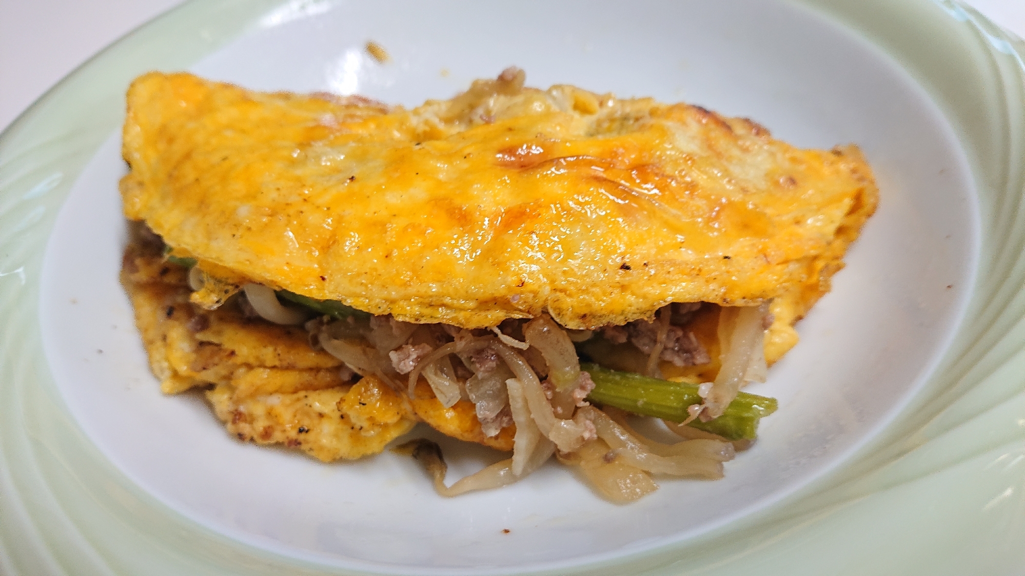 オムレツ 野菜 具だくさん！ひき肉とじゃがいものオムレツのレシピ/作り方：白ごはん.com