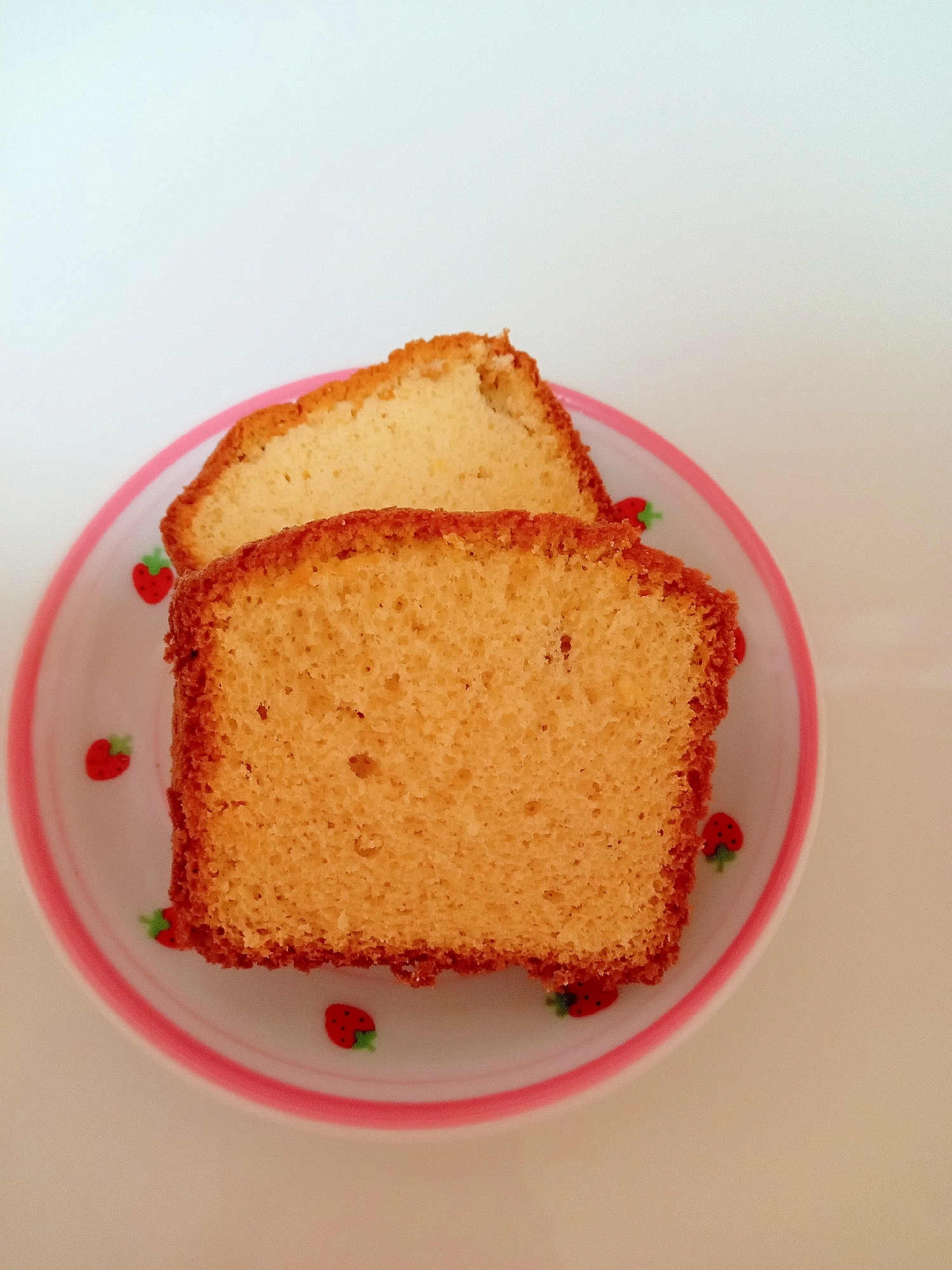 苺柄のお皿に盛り付けられたカステラ