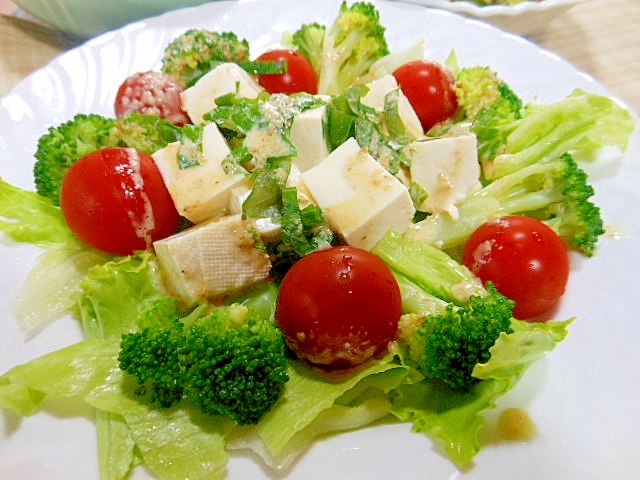 豆腐とブロッコリーのマヨ胡麻サラダ