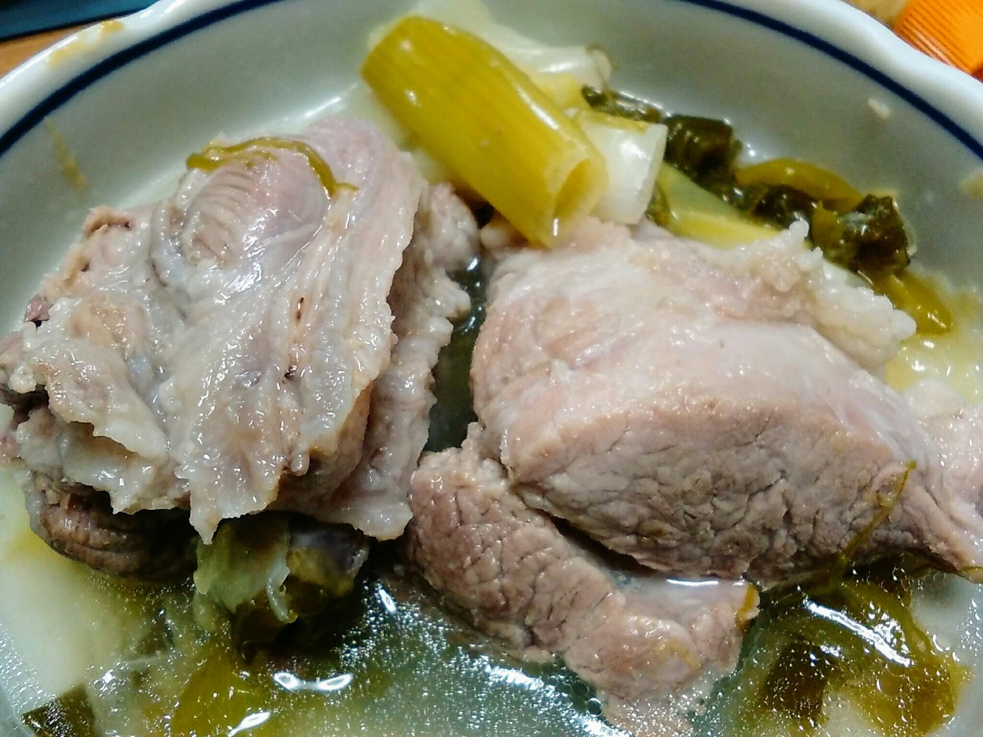 煮込むだけ、簡単にホロホロになる豚すね肉の煮込み