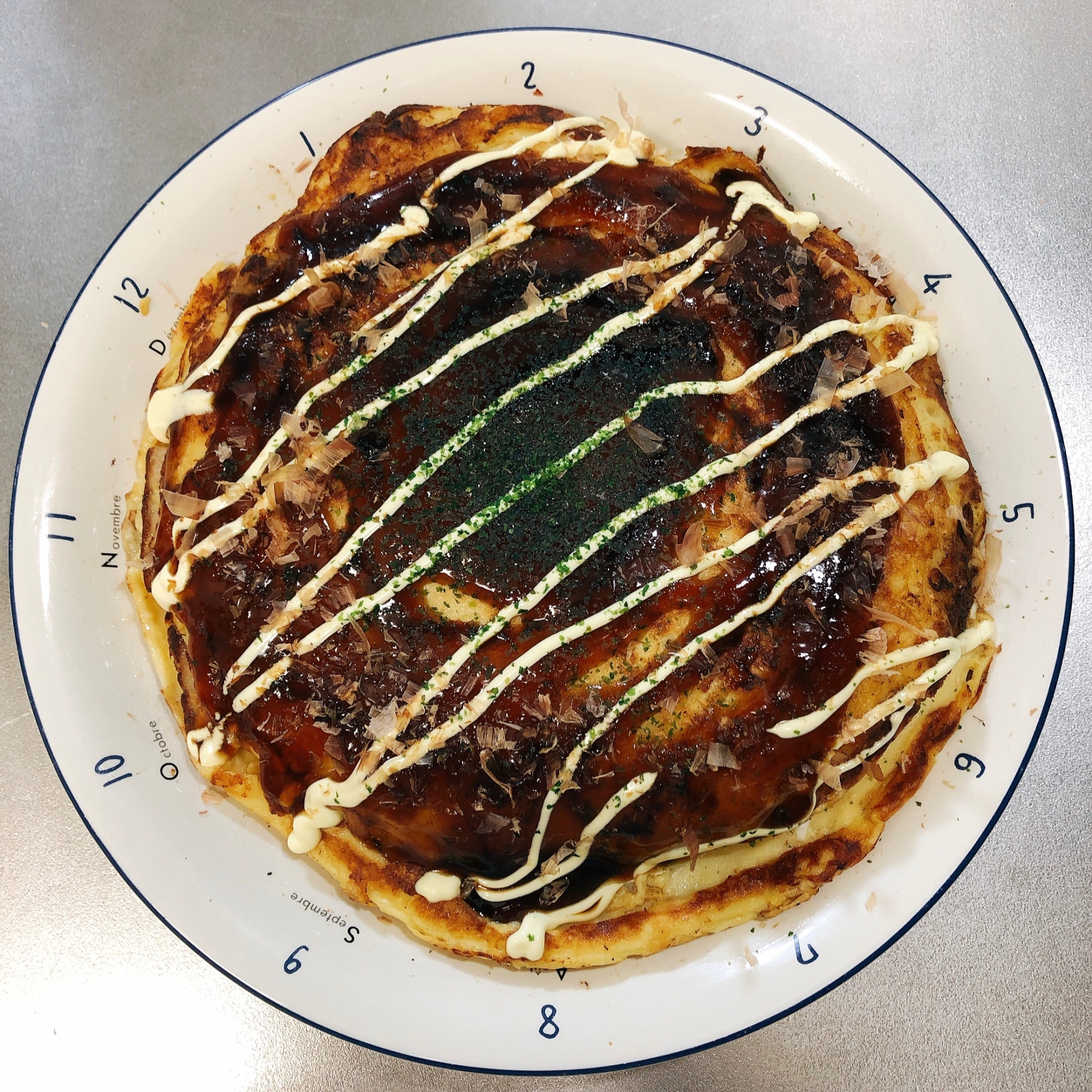 白い皿に盛られたたこ焼き粉でモダン焼き