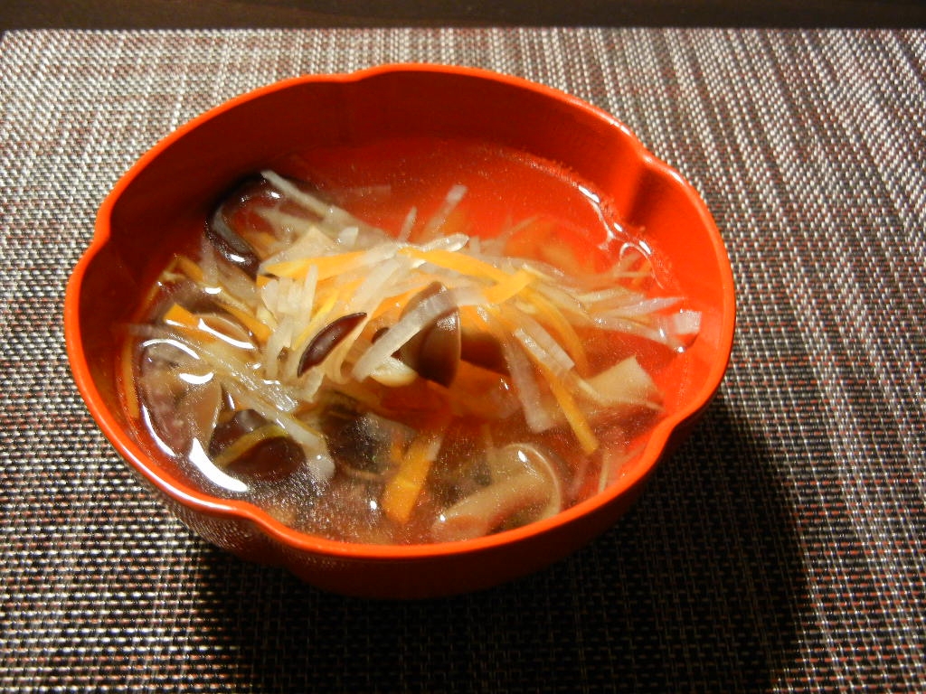 根野菜とキノコのタイ風スープ