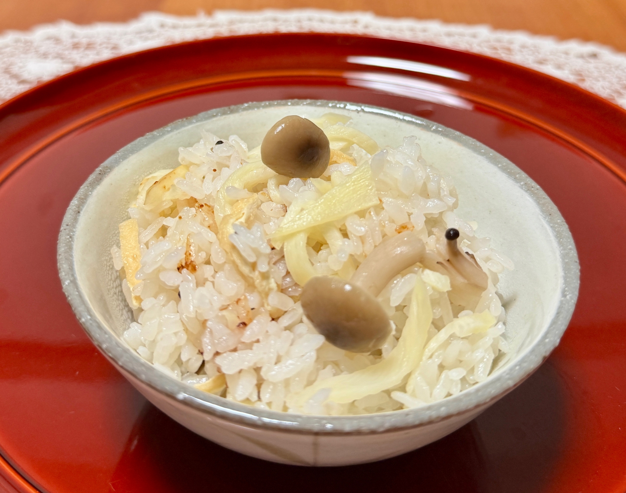 茶碗に盛り付けたマコモダケと油揚げの炊き込みごはん