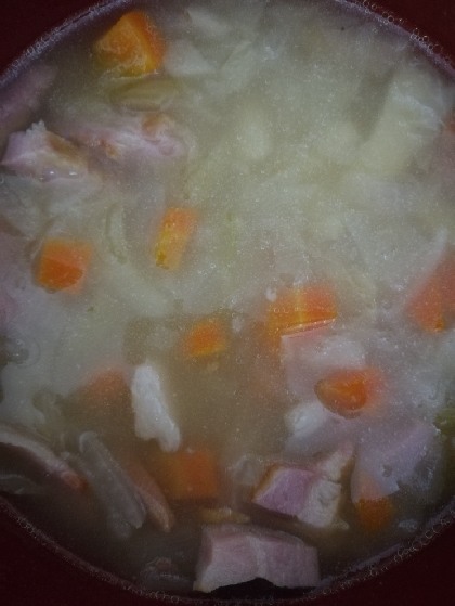 野菜とベーコンのコンソメスープ