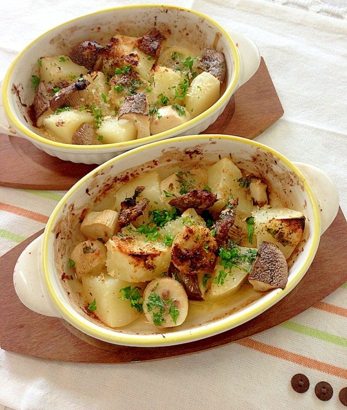 グラタン皿に入ったじゃがいもとエリンギのアンチョビバター焼き