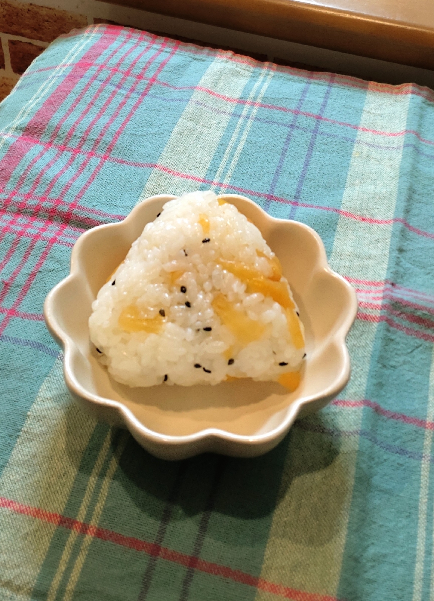 カリカリ食感♡たくあんとごま塩のおにぎり