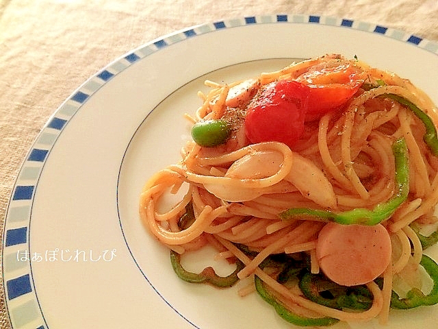 青色の縁取りが入った白色の皿に盛られた魚肉ソーセージナポリタン