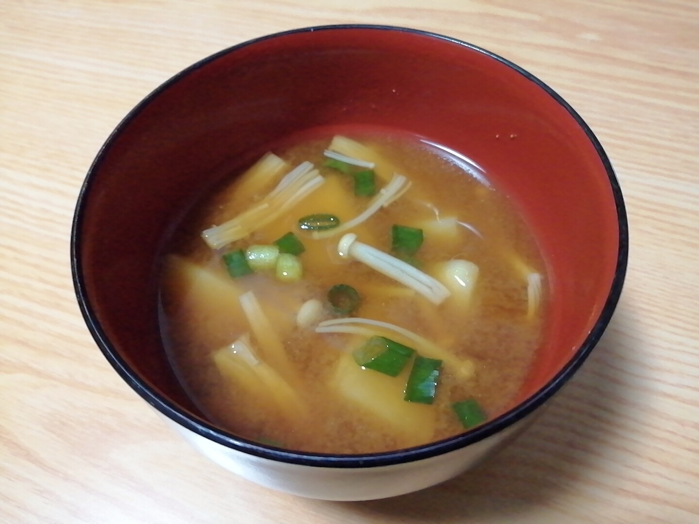 じゃがいもとえのきと小ねぎの味噌汁