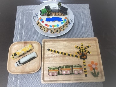 カンカン踏切 お誕生日踏切 電車プレート レシピ 作り方 By 幸せパンダ 楽天レシピ カンカン踏切 お誕生日踏切 電車プレート レシピ 作り方 By 幸せパンダ 楽天レシピ