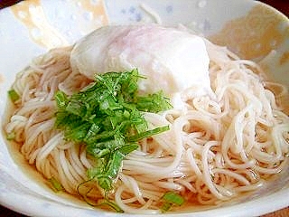 温泉卵とねぎのそうめん