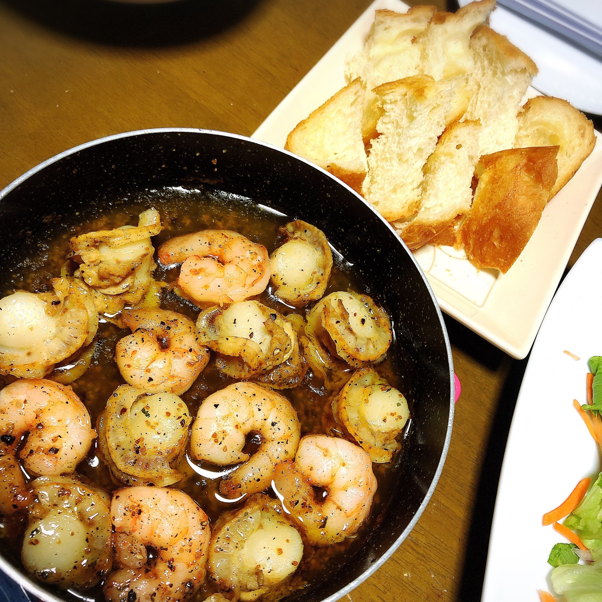 ホタテとエビのアヒージョ~バケットを添えて~ レシピ・作り方 by