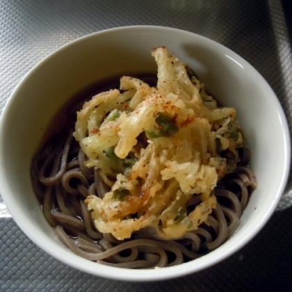旬の甘い新タマネギのサックリ天ぷらにグリンピースがあいますね♪
美味しいレシピごちそうさまです。