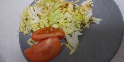 キャベツとトマトのサラダ