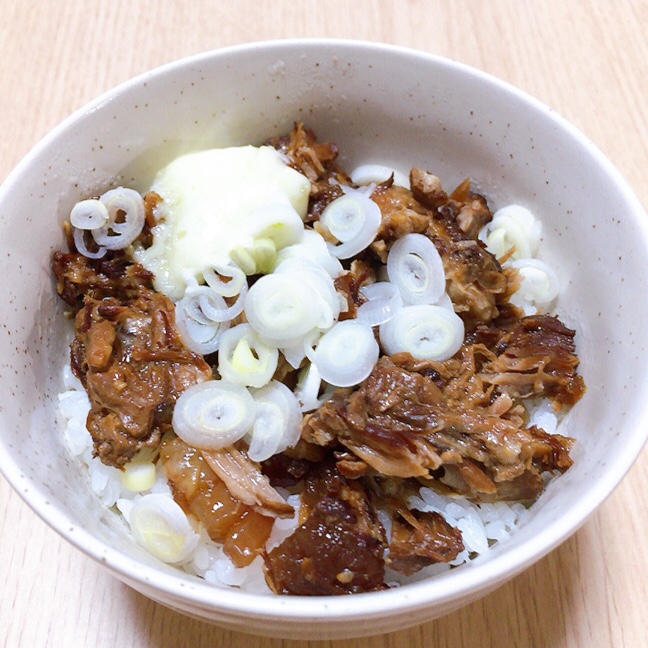 豚バラ軟骨(パイカ )の醤油煮込み丼