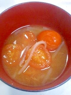ミニトマトともやしの味噌汁