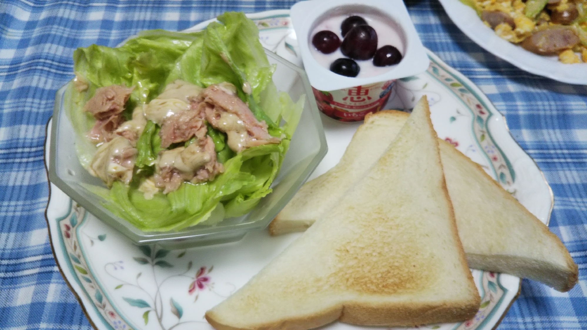 トーストとツナレタスサラダとヨーグルトの朝食☆