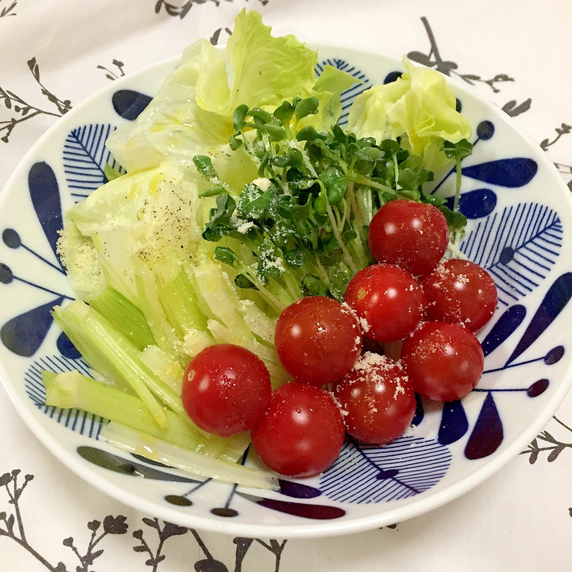 レタス、セロリ、カイワレ、トマトのサラダ♪