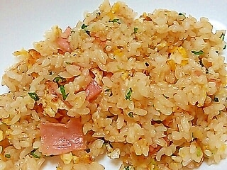 うどんスープで☆ほんのりガーリック風味のチャーハン レシピ・作り方