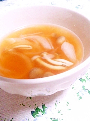 白い器に注いだコンソメトマトのホエースープ