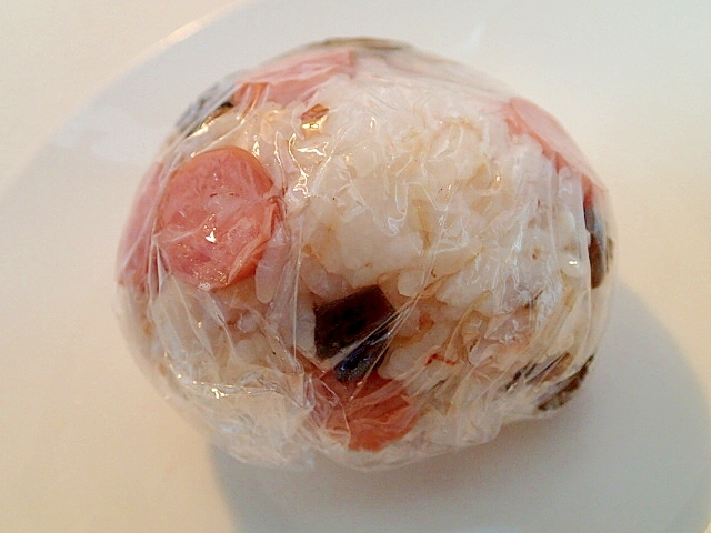 ウインナーときゅーちゃんとおかかのおにぎり♬ レシピ・作り方 By ぷ〜みぃまま♪｜楽天レシピ