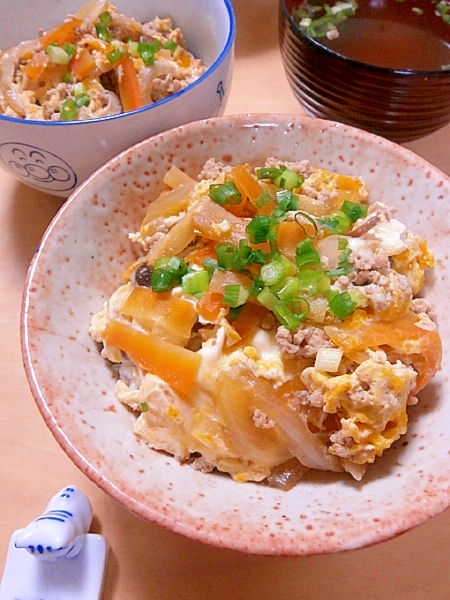 子供も食べやすい、鶏ひき肉の親子丼。野菜もたっぷり