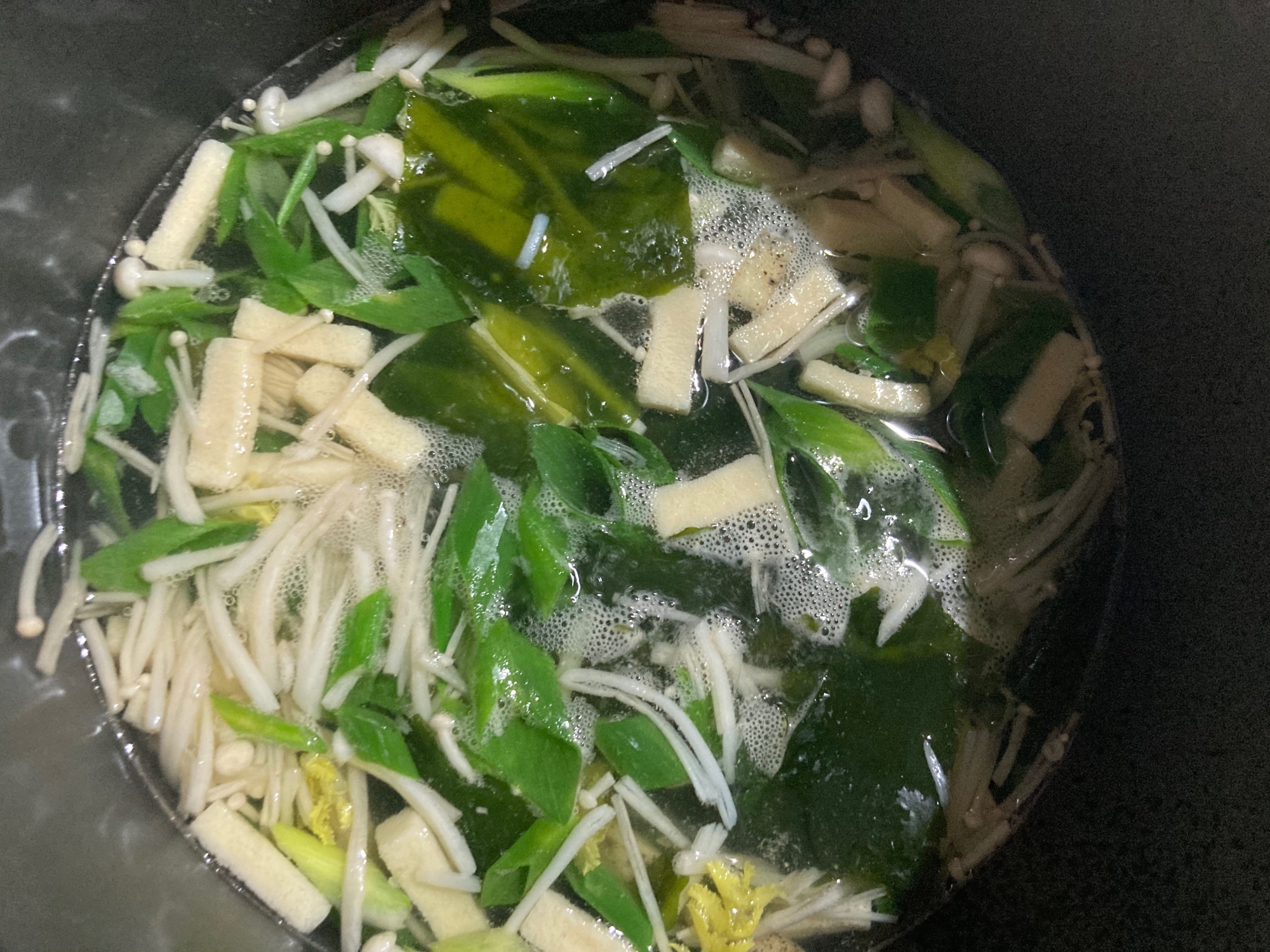 にらとえのきとわかめと高野豆腐のスープ