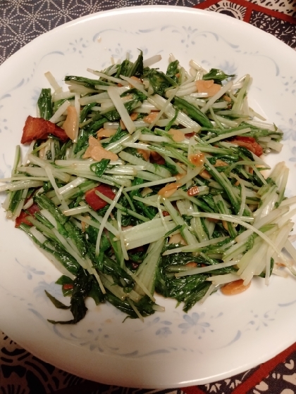 水菜の大容量束を買ったので消費レシピを探しました。炒めたほうがたくさん食べられますね。ニンニクもきいていてタイトル通りモリモリ食べました!