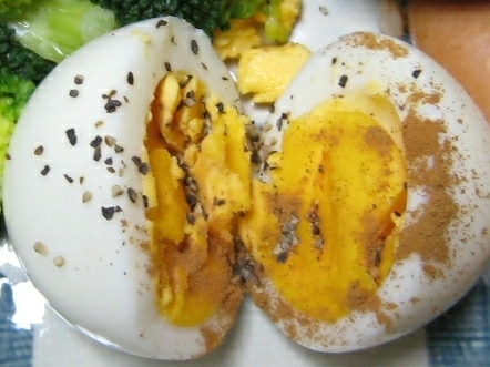 塩茹で卵のシナモン黒胡椒かけ